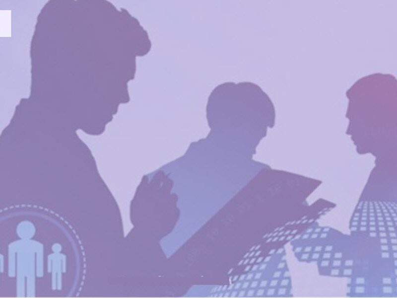 siluetas de jóvenes con trajes, mirando a sus tabletas con inteligencia artificial