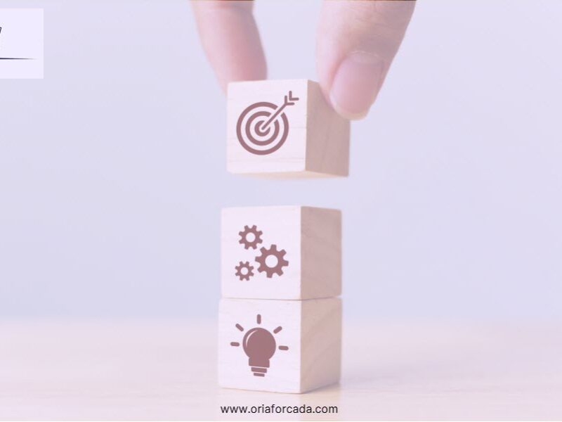 Fotografía de tres dados con iconos relacionados con posicionamiento web