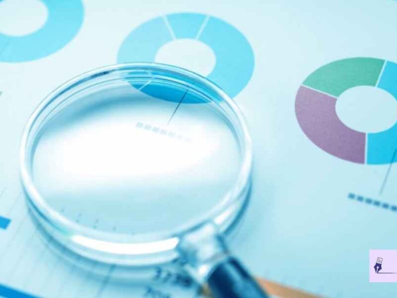 Fotografía de una lupa sobre un documento con gráficos estadísticos