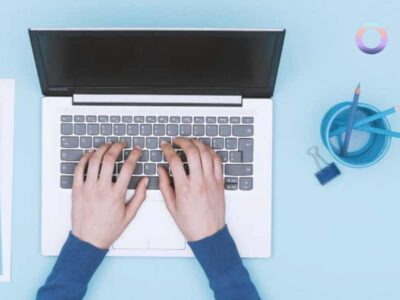 manos encima teclado portátil