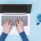 manos encima teclado portátil