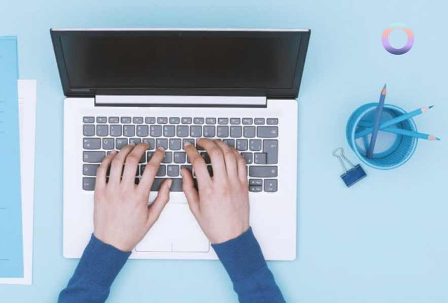 manos encima teclado portátil