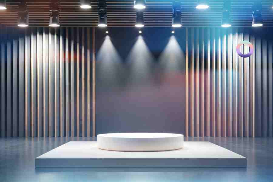 Fotografía de un escenario vacío, iluminado con focos que representa la exhibición del marketing digital frente a la ética