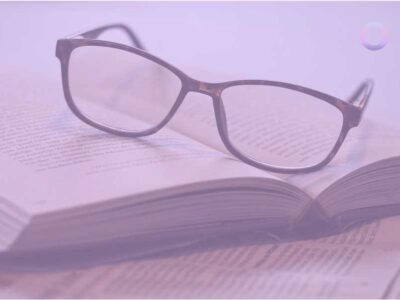 gafas encima de un libro abierto