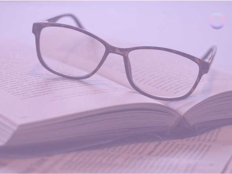 gafas encima de un libro abierto