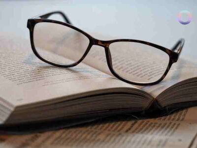 fotografía de un libro abierto con unas gafas encima. Representan estudio y conclusión.