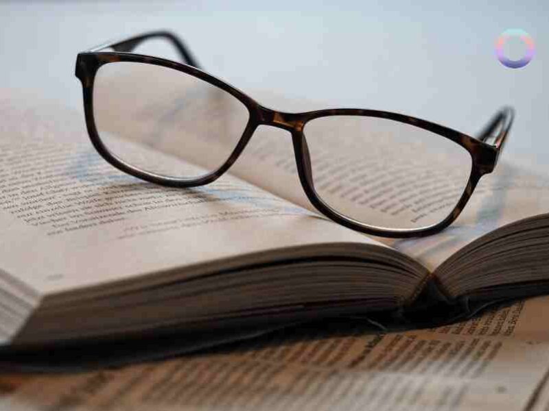 fotografía de un libro abierto con unas gafas encima. Representan estudio y conclusión.