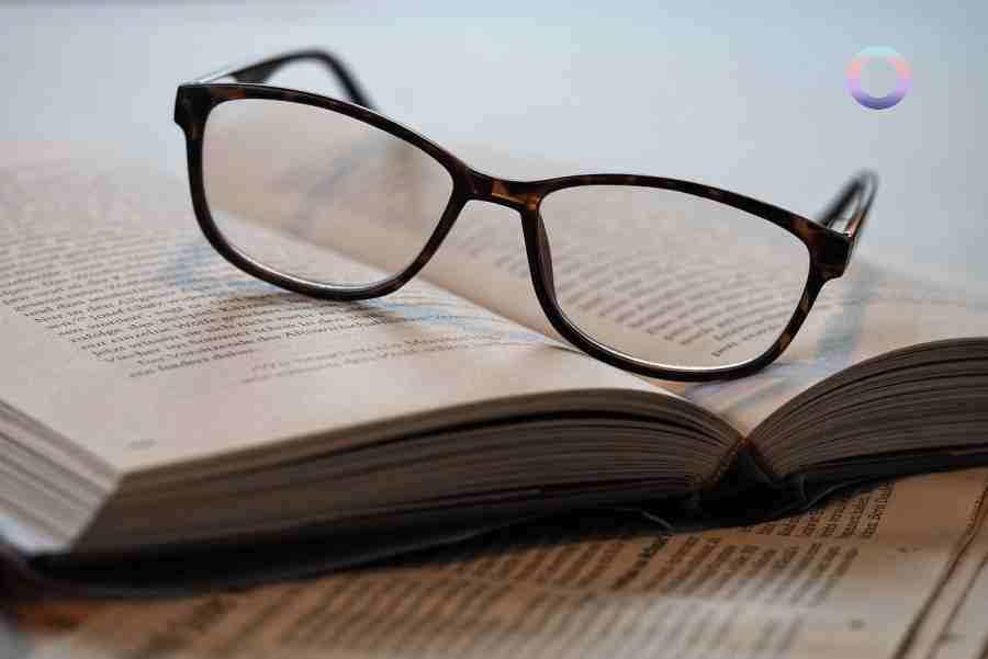 fotografía de un libro abierto con unas gafas encima. Representan estudio y conclusión.